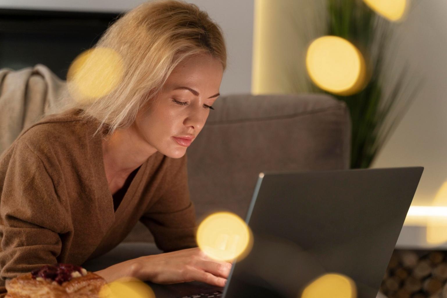 Pracownik socjalny podczas rozmowy z klientem