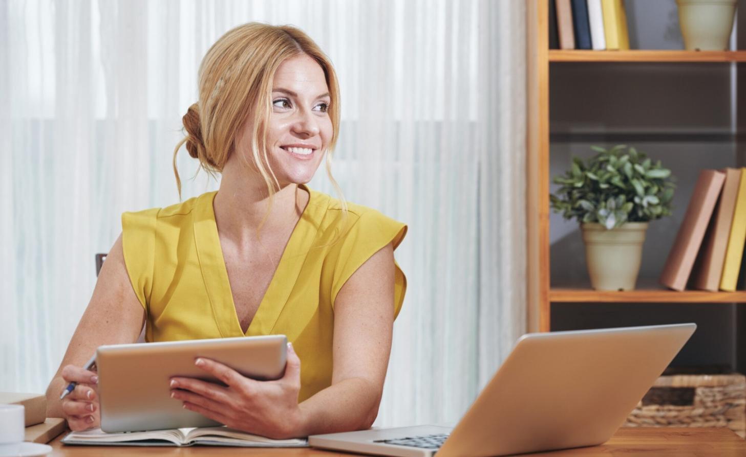 Studenci podczas praktycznych zajęć z pracy socjalnej